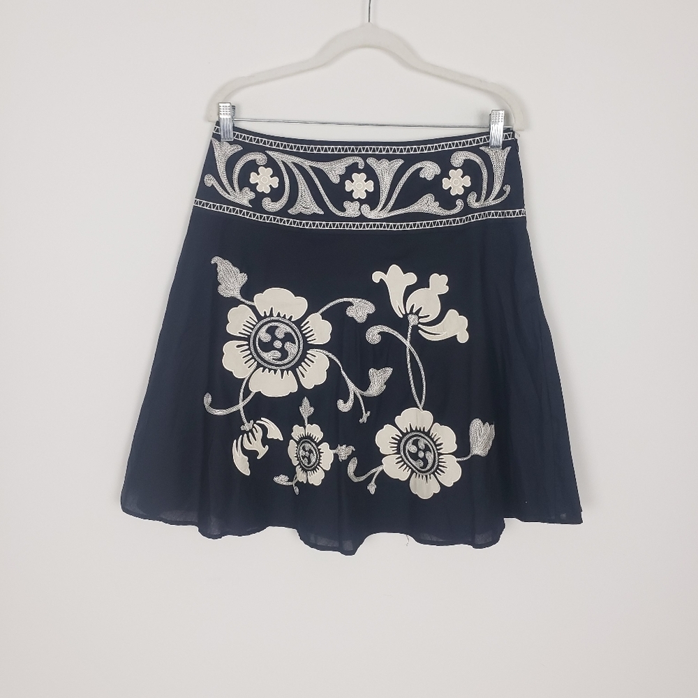Bandolino embroidered floral skirt blk/wht sz 6 Beautiful stitching